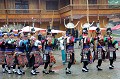 Les Miao sont très attachés à la danse et au chant. On peut observer sur cette vue, les habits finement brodés et très colorés, ainsi que les ornements en argent. miao,danse,chine. 
