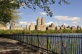 Au cœur de Central Park, on découvre un plan d'eau de 43 hectares, appelé "Jacqueline Kennedy Onassis Réservoir". Une piste de jogging entoure ce lac artificiel sur 2,5 km. central,park,reservoir,new,york. 