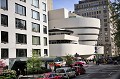 Ce musée situé sur la Vème avenue, face à Central Park, a été conçu par Franck Lloyd Wright. Il est un des fleurons de l'architecture moderne. De forme hélicoïdale, l'édifice fait penser à une tasse de thé ou à un ruban s'enroulant du haut vers le bas. Sa structure en spirale permet aux visiteurs accédant par le sommet de découvrir de magnifiques collections d'art contemporain, en descendant la rampe jusqu'au rez-de chaussée. musee,guggenheim,new,york. 
