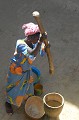 L'une des activités quotidiennes des femmes consiste à broyer le mil, à l'aide d'un instrument en bois, de forme cylindrique, arrondi sur une face, appelé "pilon". Mopti,mali,afrique. 