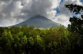 Culminant à 1720 mètres d'altitude, le volcan Arenal, au cône parfaitement symétrique, est constitué de cinq cratères. Sa première éruption remonte à 7000 ans, sa dernière éruption date de juillet 1968 et s'est poursuivie jusqu'en 2010. L'Arenal est l'un des volcans les plus actifs du Costa Rica. Il occupe le centre du parc national qui porte son nom. volcan,arenal,costa,rica. 
