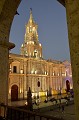 Fortement endommagée lors du tremblement de terre de 2001, la cathédrale d'Arequipa domine toujours fièrement la place centrale. cathedrale,arequipa,perou. 