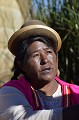 La principale activité des Uros vise à confectionner des objets en roseau qu'ils proposent aux touristes. Les femmes brodent et tricotent. Les Uros vivent aussi de pêche, de chasse aux oiseaux et de la récolte de plantes lacustres... Titicaca,uros,perou. 