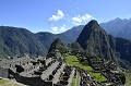 La ville est partagée en deux secteurs : le secteur agricole qui comprend une série de terrasses que les incas utilisaient comme laboratoire expérimental pour l'acclimatation de plantes tropicales et le secteur urbain composé de temples, palais, maisons et canaux. Les édifices sont orientés vers le soleil levant et les mûrs sont inclinés vers l'intérieur, pour mieux résister aux séismes. Les Incas étaient considérés comme les plus grands urbanistes et architectes de leur temps. Le site du Machu Picchu rassemblait une population de 1000 habitants. machu,picchu,perou. 