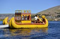 Les Uros construisent des bateaux en roseau destinées au transport des hommes et des marchandises. De petites barques sont utilisées pour la pêche et la chasse. Titicaca,uros,perou. 