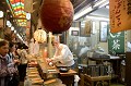 Marché de Nishiki à Kyôto. Le Japon produit essentiellement du thé vert, qu'il destine en quasi-totalité à son propre marché. On attribue au moine Eichû d'avoir rapporté de Chine en 815, les premières graines de théier. C'est au XIIème siècle que fut introduit le thé en poudre, appelé matcha. marche,nishiki,kyoto,japon. 