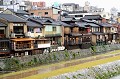 C'est la rivière aux canards qui traverse Kyôto et qui offre un lieu de promenade pour les habitants. On peut observer les maisons en bois qui abritent de nombreux bars et restaurants... kyoto,japon. 