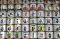Les fûts de sake, en cèdre du Japon et d'une contenance de 72 litres chacun, sont entreposés à l'entrée du temple shinto du parc Meijin, comme une offrande aux dieux... Autrefois réservé à la cour impériale et aux rites religieux, le sake, alcool de riz fermenté, titrant 15° est devenu la boisson nationale. Ce n'est pas un digestif, mais un alcool brassé. Comme le vin et la bière, il accompagne avec bonheur la cuisine japonaise. Bénéfique pour la santé, notamment pour la peau, il est aussi utilisé comme cosmétique. Indissociable de l'âme et de l'esthétisme japonais. sake,japon. 