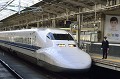 Le train à grande vitesse appelé "Shinkansen" symbole du Japon moderne, existe depuis 50 ans et a déjà transporté 5,6 milliards de voyageurs. Il relie les principales villes de l'archipel à la vitesse moyenne de 285 km/heure. Un projet de train à sustentation magnétique - le Maglev - est en expérimentation. Ce nouveau TGV circulera à 505 km/heure entre Tôkyô et Nagoya, à partir de 2027. Shinkansen,japon. 