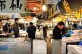 Tsukiji, c'est le plus grand marché de gros du monde. Il traite annuellement 600 000 tonnes de poissons et de fruits de mer, 450 espèces en provenance de toutes les mers du globe. tsukiji,tokyo,japon. 