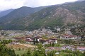 Depuis 1952, Thimphu est la capitale royale du Bhoutan avec 70 000 habitants sur une population globale de 700 000 individus. On peut apercevoir sur cette vue le Siège du gouvernement Bhoutanais (en premier plan) ainsi que la demeure du couple royal (à droite, maison basse au toit couleur bronze)). Le Bhoutan est une monarchie constitutionnelle. Thimphu,bhoutan. 