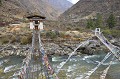 Près de Paro, ce pont qui relie les deux rives de la rivière Kyichou a été construit avec des éléments de chaînes de fer provenant de divers ponts du Bhoutan et du Tibet. Sa structure est constituée de maillons, pour certains, vieux de plusieurs siècles. paro,bhoutan. 