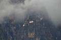 Emergeant des nuages, le monastère-ermitage de Taksang haut lieu de la spiritualité, accroché au rocher à 2950 mètres d'altitude, à 800 mètres au-dessus de la vallée. Vertigineux ! taksang,bhoutan. 