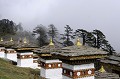 Sur la route de Thimphu à Punakha, au col du Dochula (3050 mètres d'altitude) 108 stupas ou chörtens commémorent la victoire bhoutanaise de 2003 sur les séparatistes indiens regroupés au sein du front de libération de l'Assam. Le chörten est construit autour d'une pièce de bois décorée et recouverte d'inscriptions sacrées, symbolisant l'arbre de vie. dochula,bhoutan. 