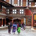 Les femmes portent le "kira", une robe traditionnelle formée de trois lés cousus en une grande pièce de tissu rectangulaire qui s'attache aux épaules à l'aide de fermoirs en argent et se serre à la taille par une ceinture. kira,bhoutan. 
