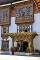 Isolé pendant des siècles, le Bhoutan a peu subi les influences extérieures en matière d'architecture. Les charpentiers n'utilisent aucun clou, les pièces de bois sont assemblées en suivant la technique de queue d'aronde. Seules les forteresses et sites religieux puisent leur inspiration dans l'architecture thibétaine. architecture,bhoutan. 