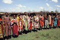 Visite d'une "manyatta" (regroupement rural) au Kenya. Accueil par les femmes Masaïs du village. Elles jouent un rôle important dans la société. Outre l'éducation des enfants, elles ont en charge la construction et l'entretien des cases, la cuisine, la fabrication des objets de consommation courants - étoffes, sandales de cuir, récipients... Lorsque la tribu déménage à la recherche de pâturages plus verdoyants pour le bétail, elles préparent et transportent les rares bagages de la famille... village,masai,kenya,afrique. 
