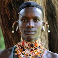 Le guerrier Samburu est très soucieux de son apparence. Outre la traditionnelle jupe rouge, il porte des colliers, des bracelets et boucles d'oreilles... samburu,tribu,kenya. 